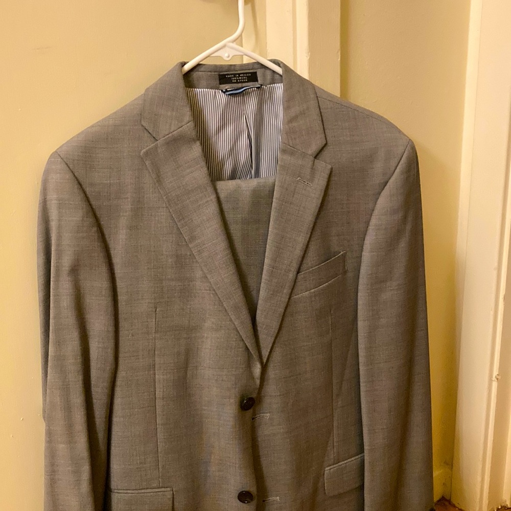 Like new Tommy Hilfiger grey wool sharkskin 2 piece suit